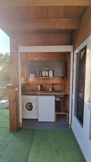 Réfrigérateur, micro-ondes, plaque de cuisson, cafetière/bouilloire