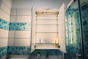 Shower, hair dryer, bidet, towels - TARA strict center apartment (air conditioning) (Ljubljana)
