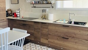 コーヒー / ティーメーカー、冷蔵庫、電子レンジ、オーブン