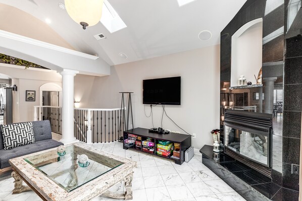 Una televisión, un reproductor de DVD, una videoteca