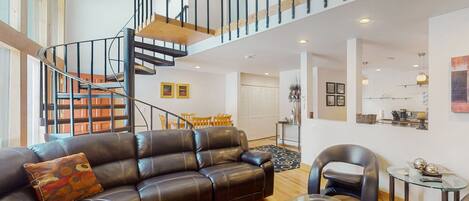 Een televisie, een open haard, een dvd-speler en boeken