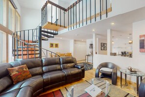 Fernseher, Kamin, DVD-Player, Bücher