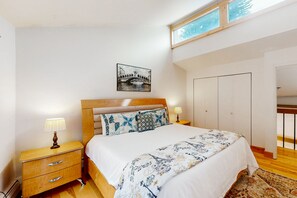 2 bedrooms, WiFi, bed sheets - Stunning Modern Condo on Golf Course with Mountain Views - Close to Vail (Avon)