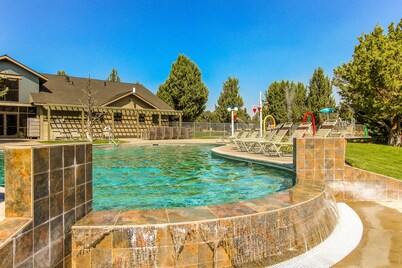 Relaxation & Adventure in Eagle Crest: Charming Townhouse with Resort Amenities