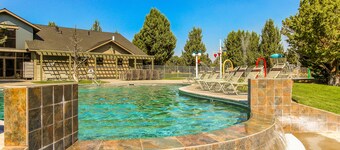 Relaxation & Adventure in Eagle Crest: Charming Townhouse with Resort Amenities