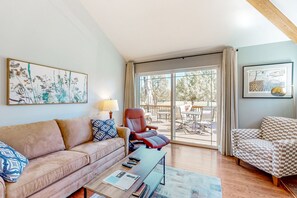 TV, fireplace - Relaxation & Adventure in Eagle Crest: Charming Townhouse with Resort Amenities (Eagle Crest)