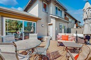 Outdoor dining - Relaxation & Adventure in Eagle Crest: Charming Townhouse with Resort Amenities (Eagle Crest)