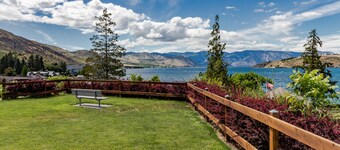 Perfect ground-floor condo near Lake Chelan with pool & hot tub