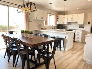 Dining - Kanab Home in Southern Utah. Near Zion and Bryce. Plenty of hiking! Incredible s (Kanab)