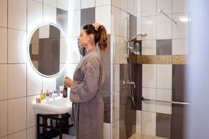 Een haardroger, handdoeken, zeep, shampoo