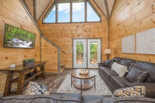 Pet Friendly Fun: Indoor Pool, Hot Tub & Games!