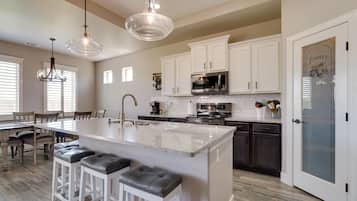 Réfrigérateur, micro-ondes, plaque de cuisson, lave-vaisselle