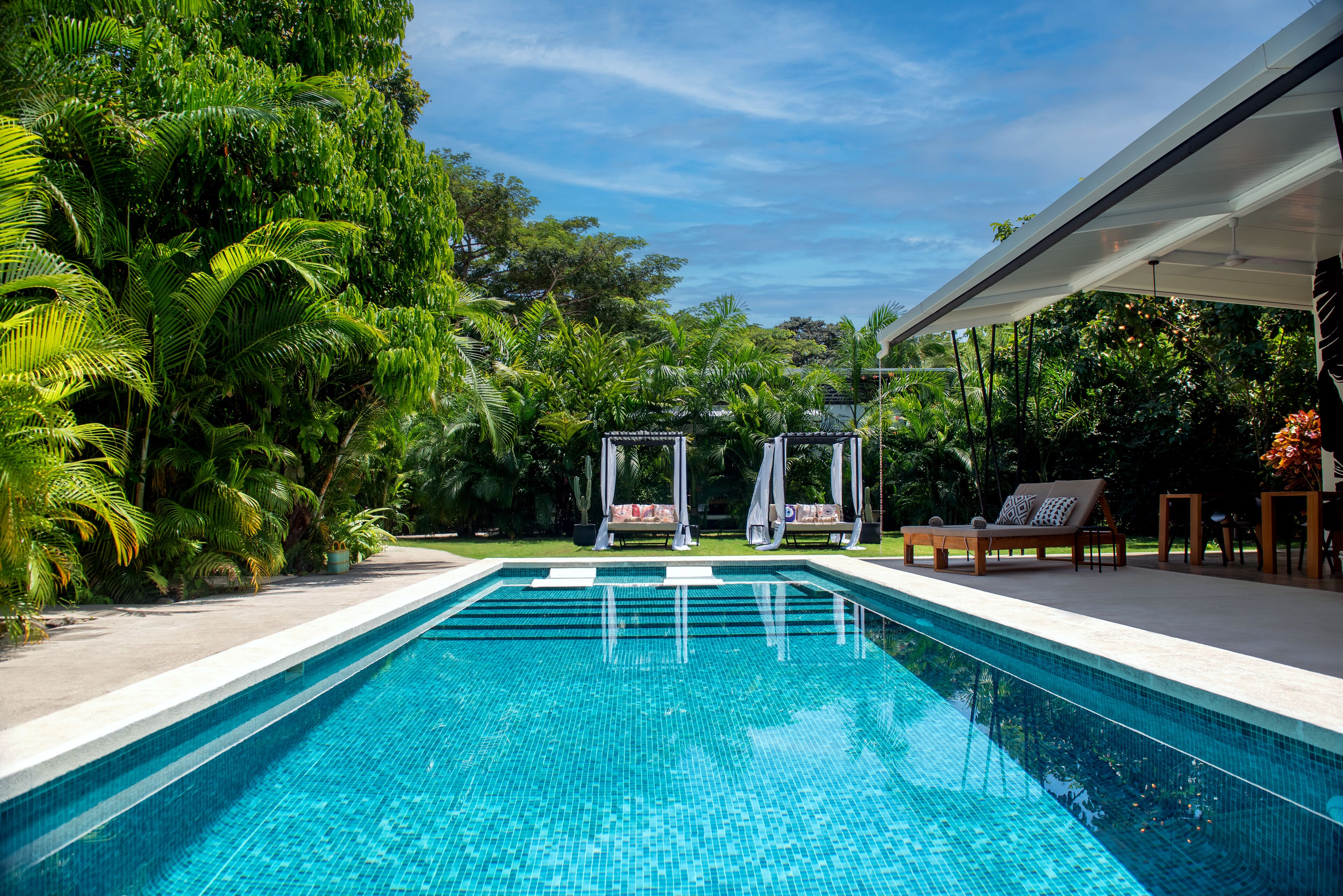 Utendørsbasseng og solsenger