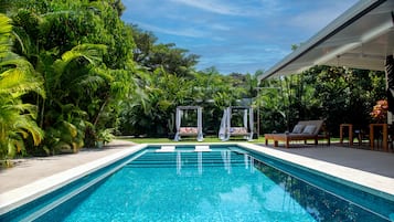 Außenpool, Liegestühle