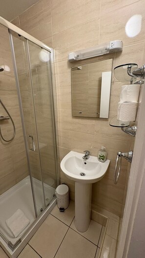 Dusche, Haartrockner, Handtücher, Toilettenpapier