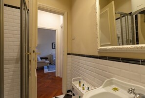 Duschwanne, kostenlose Toilettenartikel, Haartrockner, Bidet
