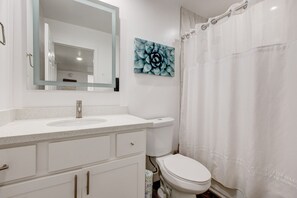 Ensemble douche/baignoire, sĂšche-cheveux, serviettes fournies, savon