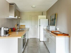Kühlschrank, Ofen, Geschirrspüler, Wasserkocher mit Kaffee-/Teezubehör