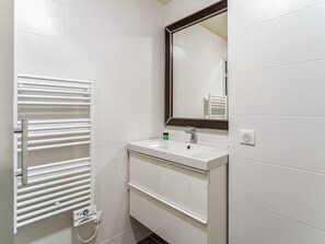 Dusch, hårtork, handdukar och tvål