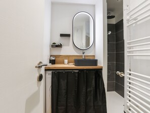 Dusche, Haartrockner, Handtücher, Seife