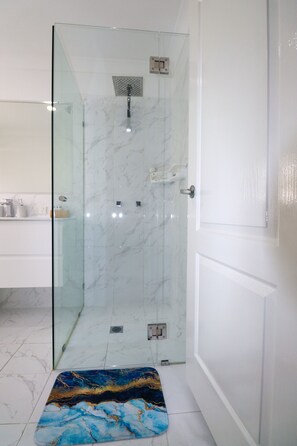 Bathtub - BLK Stays Guest House Deluxe Unit One Side (Morayfield)