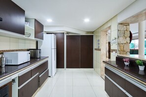 Geladeira, micro-ondas, fogão, cooktop