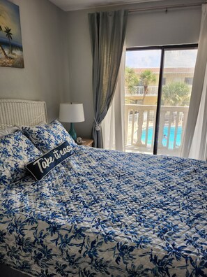 2 chambres, bureau, fer et planche à repasser, accès au Wi-Fi (inclus)