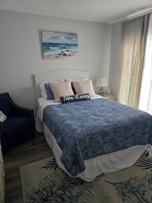 2 habitaciones, escritorio y tabla de planchar con plancha 