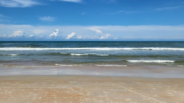 A beach with a clear sky and ocean waves. - Private 2 bedroom 1 bath with pool, beach, wifi, near Daytona & I-4 to Orlando (Ormond Beach)
