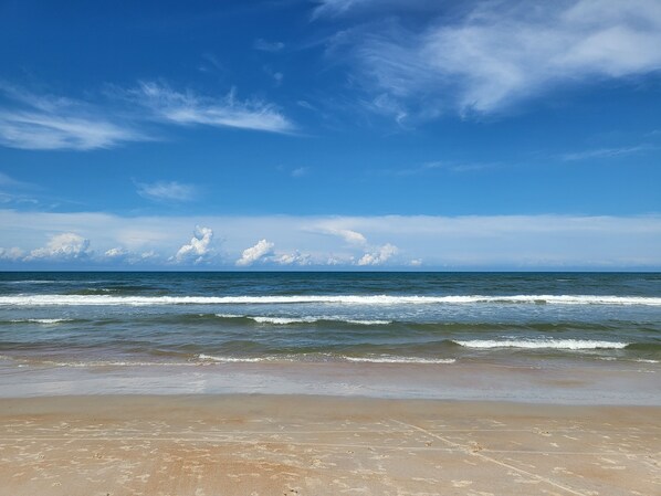 En la playa, camastros y toallas de playa 