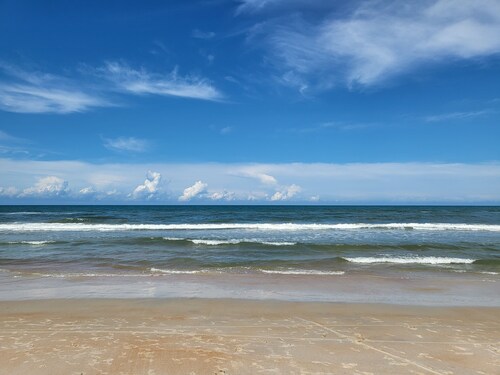 Roomy 2/1 condo with pool, wi-fi, beachfront, near Daytona Free parking & coffee