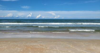 Roomy 2/1 condo with pool, wi-fi, beachfront, near Daytona Free parking & coffee