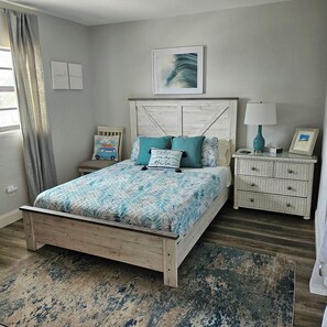 2 habitaciones, escritorio y tabla de planchar con plancha 