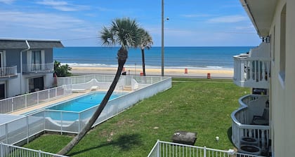 Entire 2 bed 1 bath condo with pool, wi-fi, beachfront, near Daytona, I-95, I-4