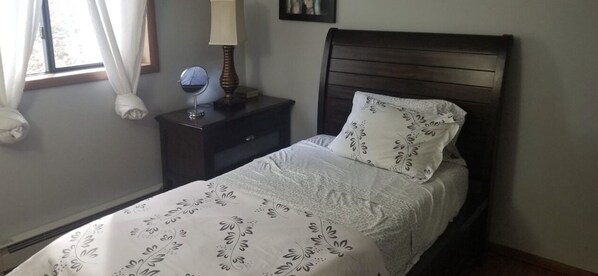 3 bedrooms, free WiFi, bed sheets - Cozy relaxing cabin in energizing area of woods. — 5 minute walk from the river! (East Stroudsburg)