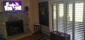 Interior - Cozy relaxing cabin in energizing area of woods. — 5 minute walk from the river! (East Stroudsburg)