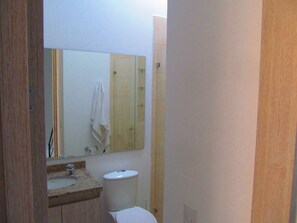 Shower, towels, toilet paper - Zehn House in Girardot (Ricaurte)