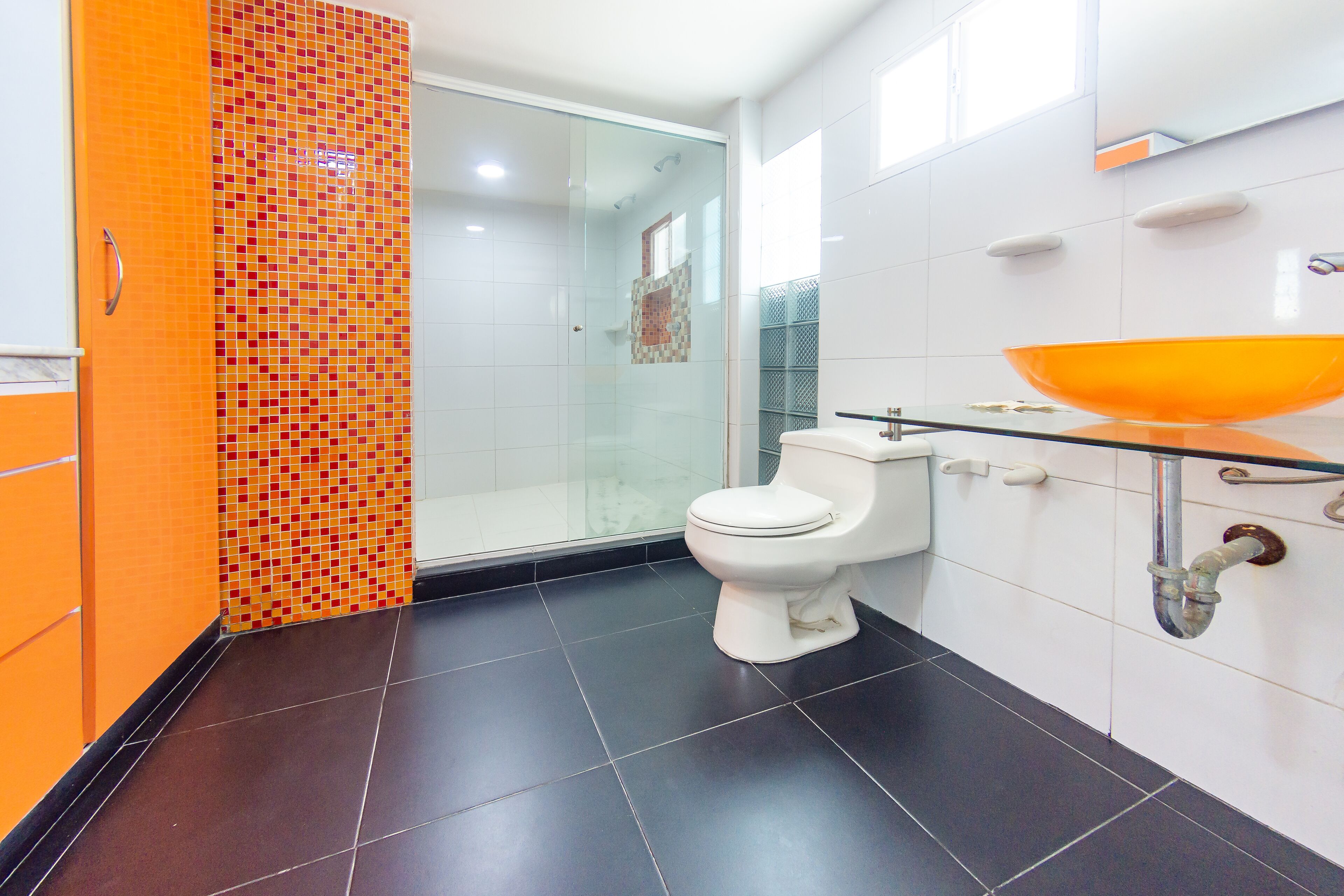 Habitación cuádruple estándar | Baño | Ducha, artículos de higiene personal de diseño, toallas y jabón
