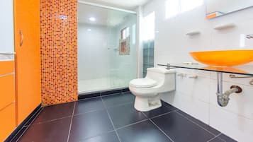 Habitación cuádruple estándar | Baño | Ducha, artículos de higiene personal de diseño, toallas y jabón