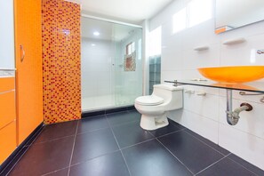 Chambre quadruple Standard | Salle de bain | Douche, articles de toilette griffés, serviettes fournies, savon