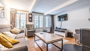 Fernseher, Kamin, DVD-Player, Stereoanlage