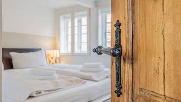 2 bedrooms, desk, iron/ironing board, WiFi