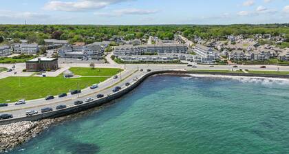 Oceanfront Condo steps away from Narragansett Town Beach