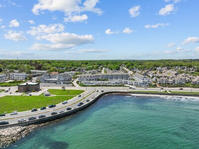 Oceanfront Condo steps away from Narragansett Town Beach