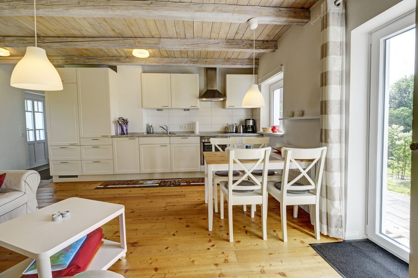 Wasserkocher mit Kaffee-/Teezubehör, Kühlschrank, Mikrowelle, Ofen