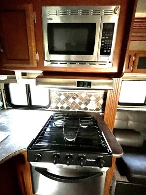 Refrigerador, microondas, horno y parrilla de estufa 