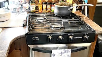 Refrigerador, microondas, horno y parrilla de estufa