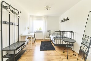 3 habitaciones, escritorio, tabla de planchar con plancha y wifi