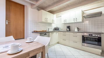 KĂŒhlschrank, Mikrowelle, Ofen, Herdplatte