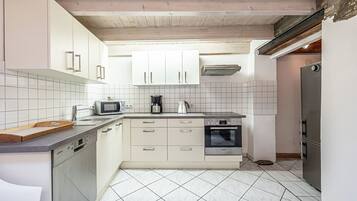 KĂŒhlschrank, Mikrowelle, Ofen, Herdplatte